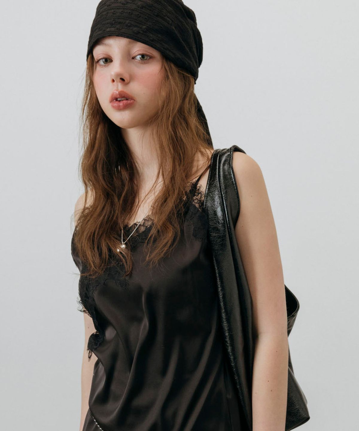 뉴욕웍스(NEWYORKWORKS) 펀칭 레이스 두건 스카프 모자_BLACK