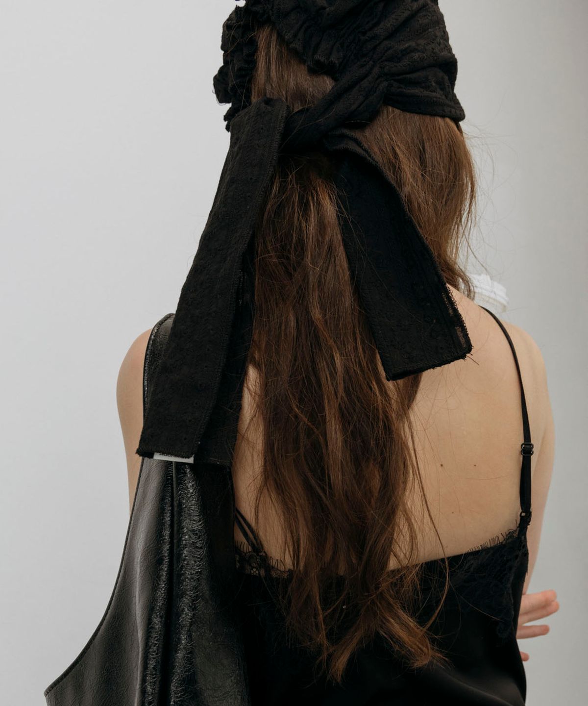 뉴욕웍스(NEWYORKWORKS) 펀칭 레이스 두건 스카프 모자_BLACK