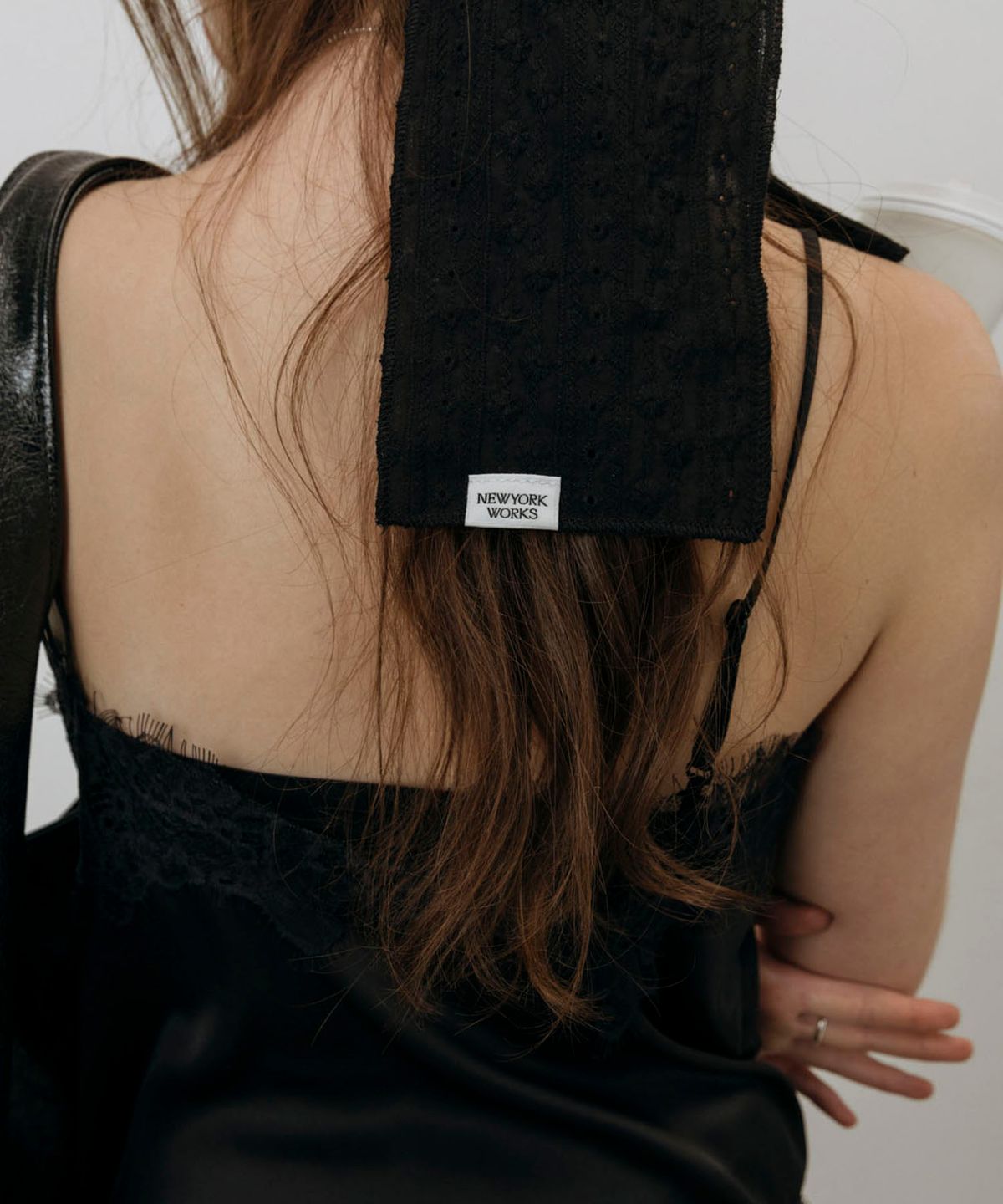 뉴욕웍스(NEWYORKWORKS) 펀칭 레이스 두건 스카프 모자_BLACK