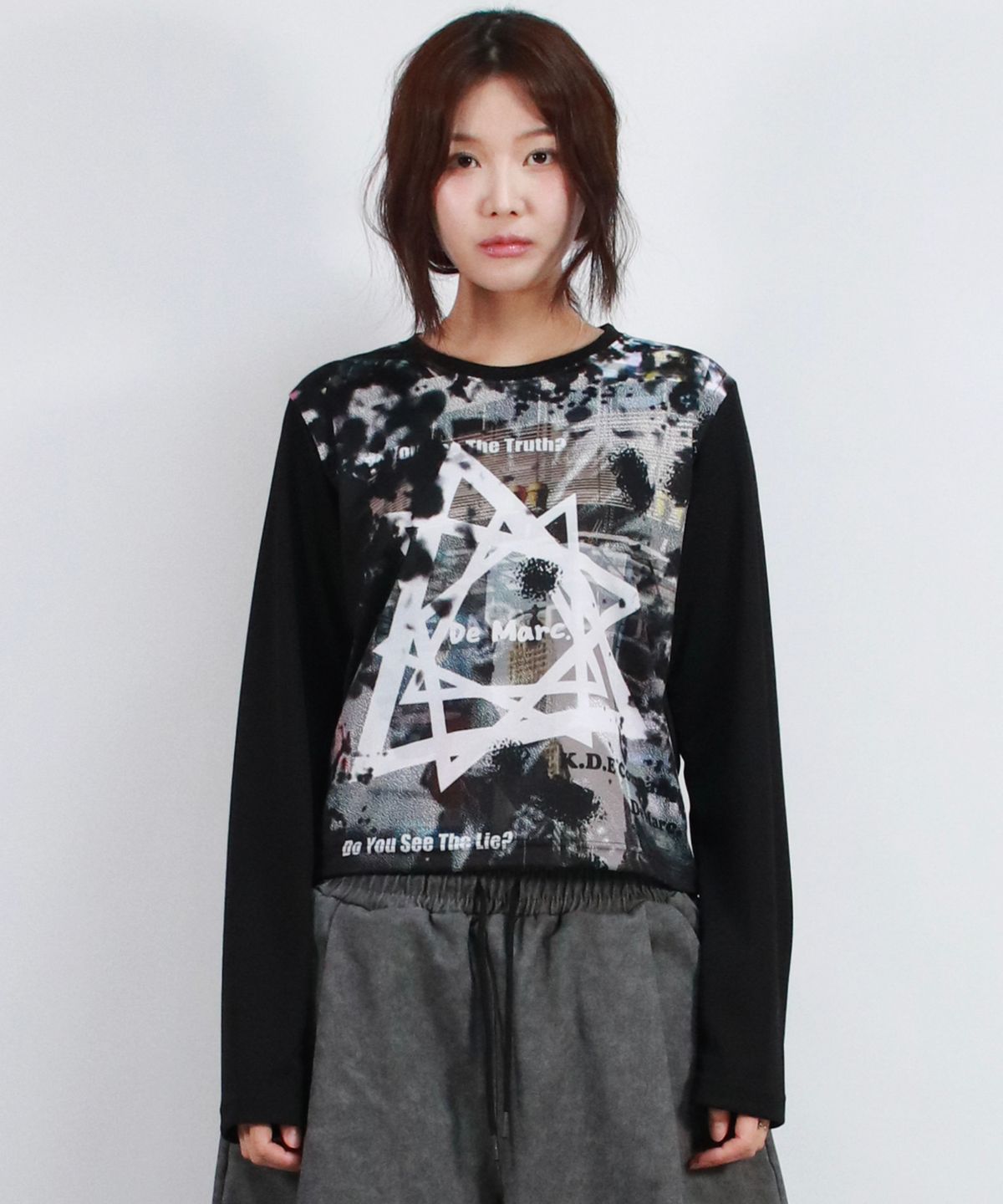 드마크(DEMARC) Graffiti Logo Graphic Slim Fit Long Sleeve T-shirt VER.1