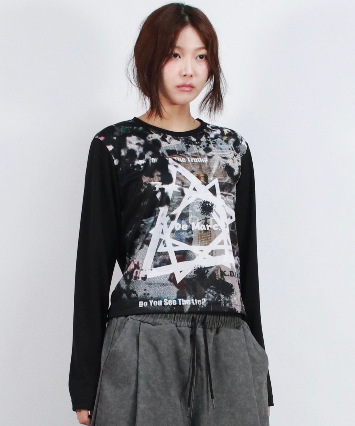 드마크(DEMARC) Graffiti Logo Graphic Slim Fit Long Sleeve T-shirt VER.1