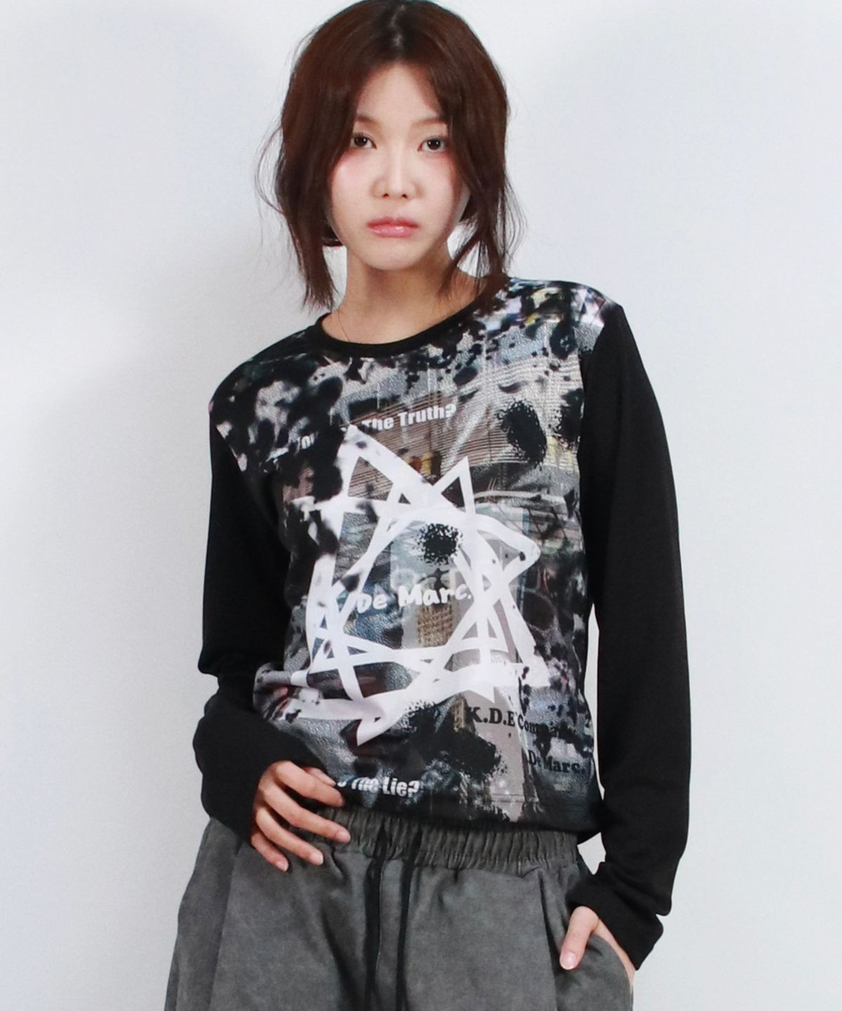 드마크(DEMARC) Graffiti Logo Graphic Slim Fit Long Sleeve T-shirt VER.1