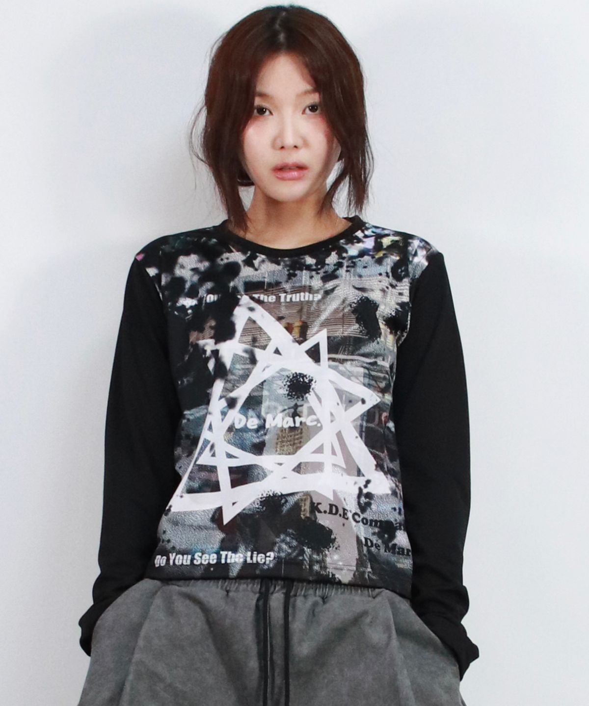 드마크(DEMARC) Graffiti Logo Graphic Slim Fit Long Sleeve T-shirt VER.1