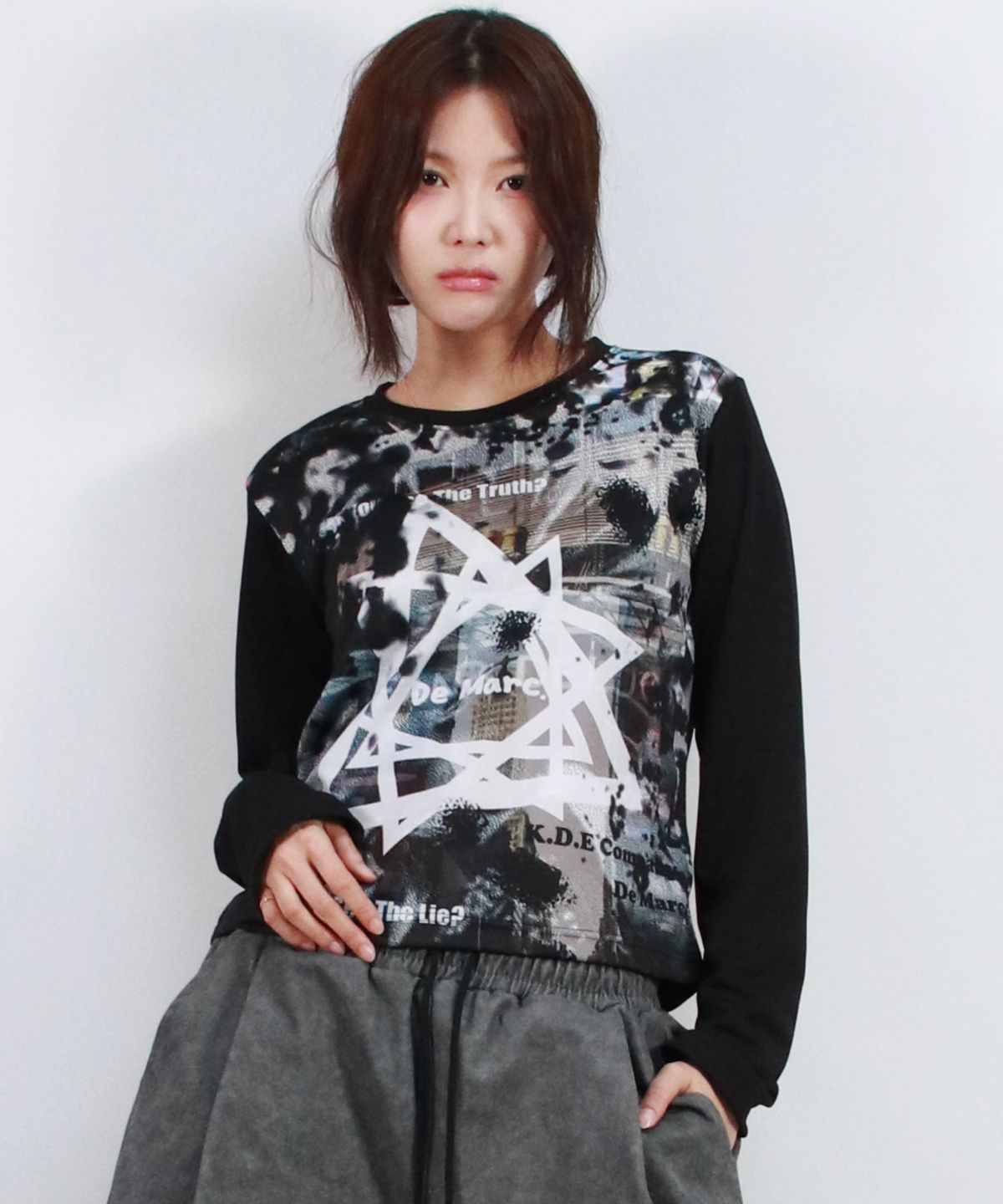 드마크(DEMARC) Graffiti Logo Graphic Slim Fit Long Sleeve T-shirt VER.1