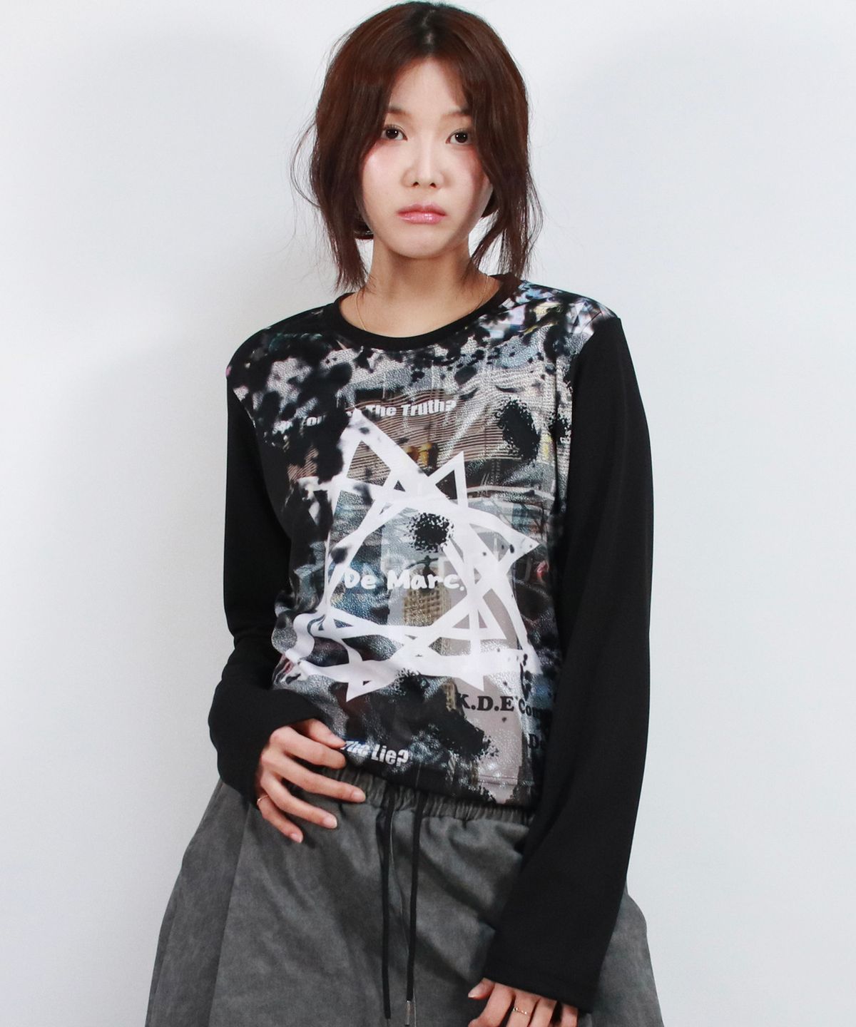 드마크(DEMARC) Graffiti Logo Graphic Slim Fit Long Sleeve T-shirt VER.1