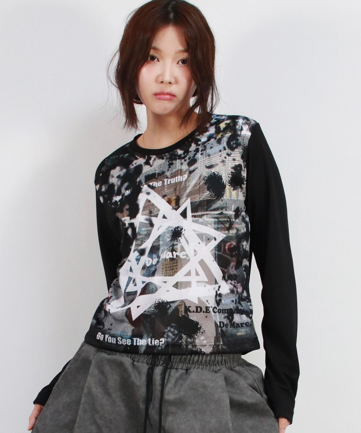 드마크(DEMARC) Graffiti Logo Graphic Slim Fit Long Sleeve T-shirt VER.1