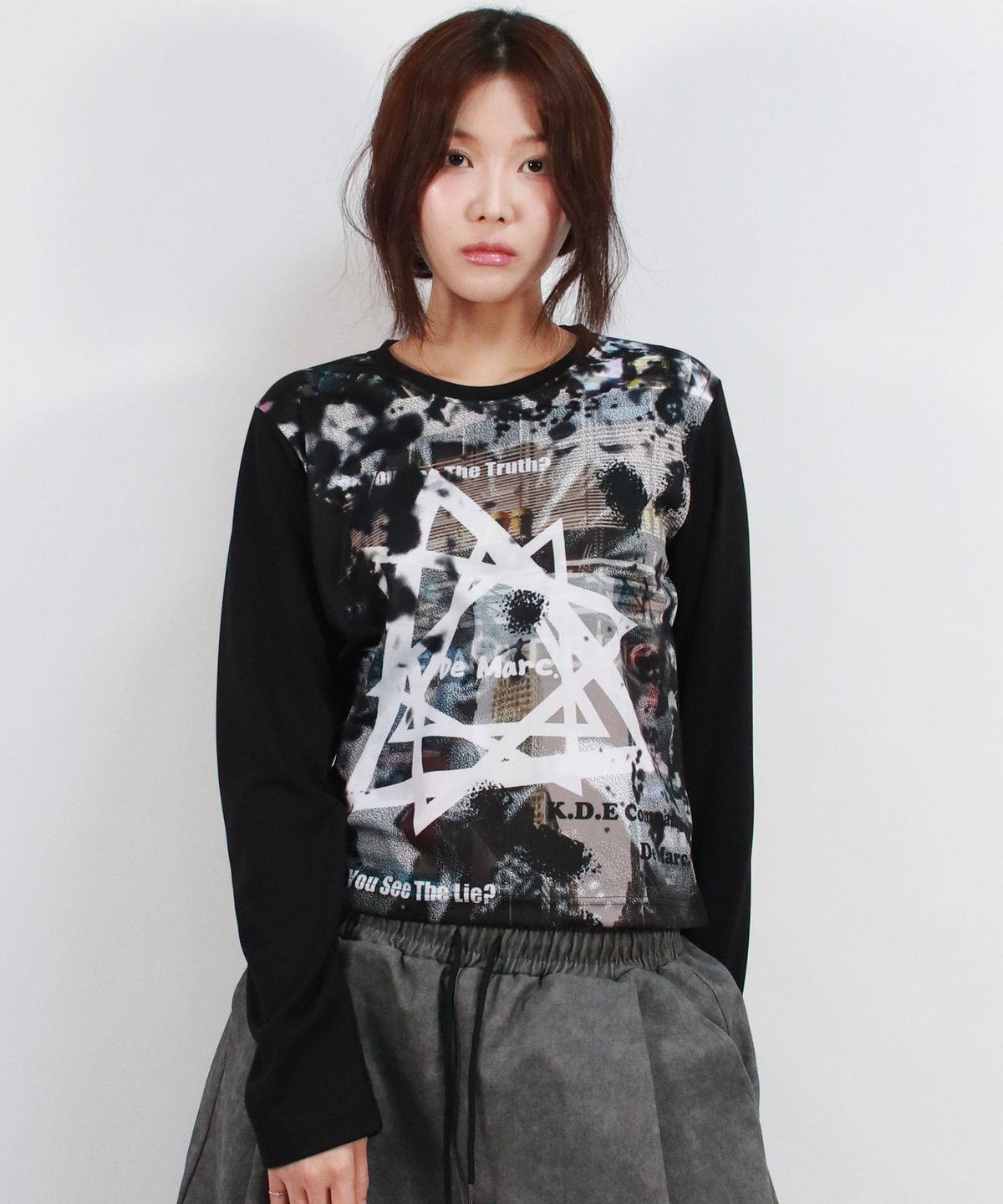 드마크(DEMARC) Graffiti Logo Graphic Slim Fit Long Sleeve T-shirt VER.1