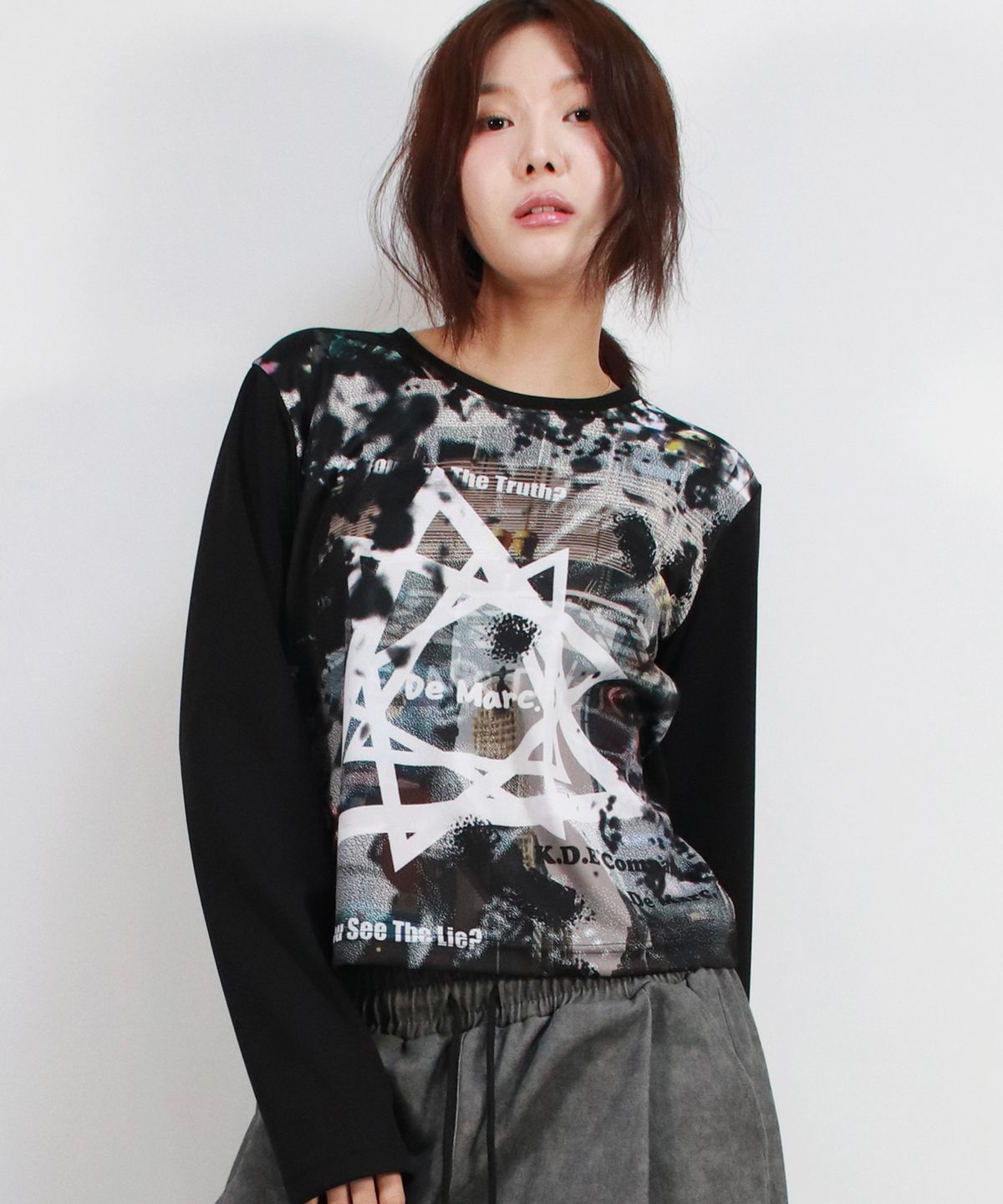 드마크(DEMARC) Graffiti Logo Graphic Slim Fit Long Sleeve T-shirt VER.1