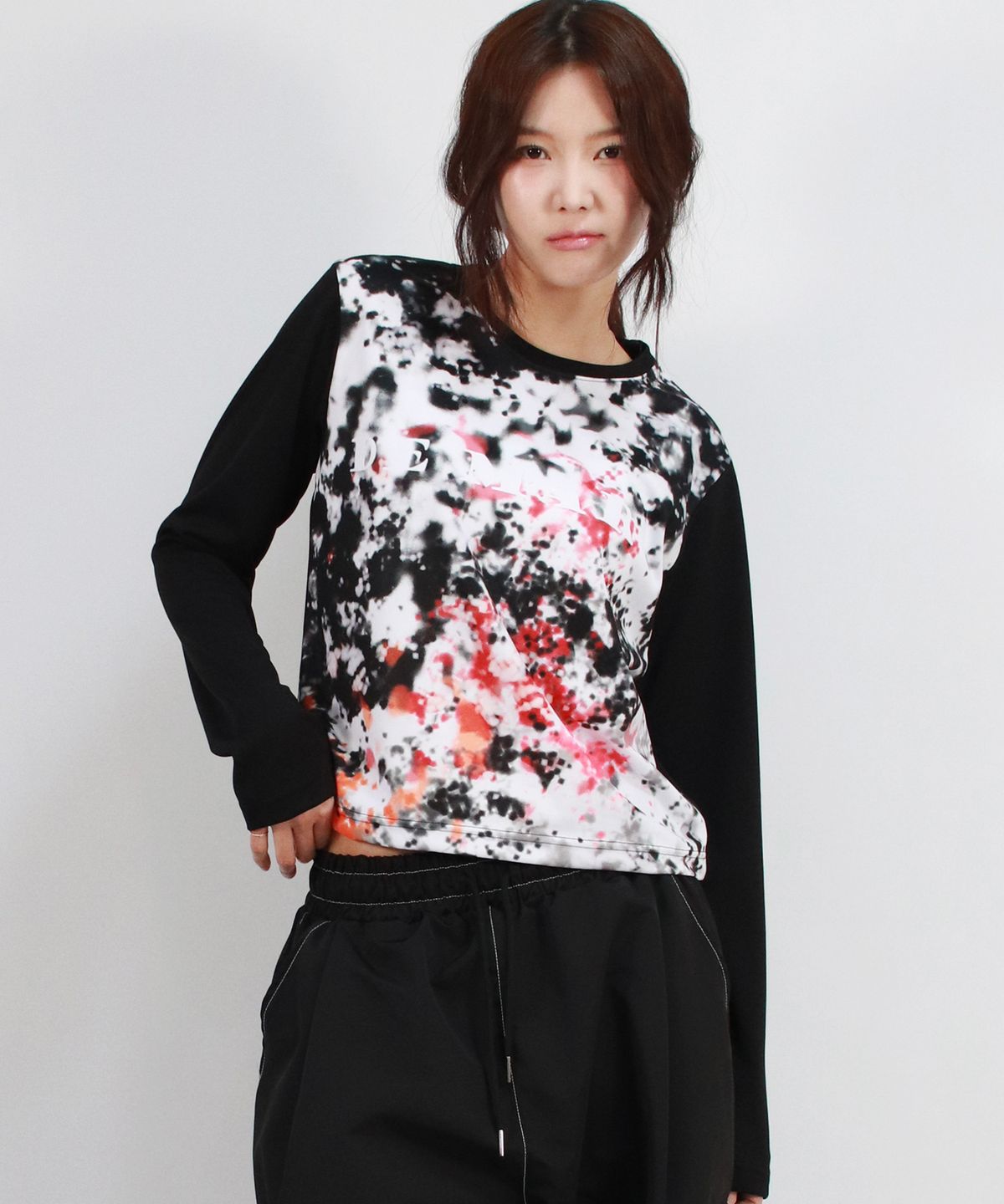 드마크(DEMARC) Graffiti Logo Graphic Slim Fit Long Sleeve T-shirt VER.2