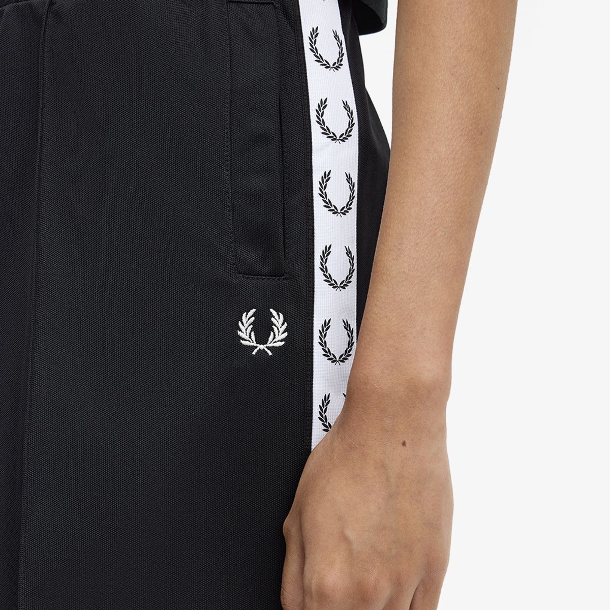 프레드페리(FRED PERRY) [womens] 테잎 트랙쇼츠 - 블랙 AFPF2612101-102