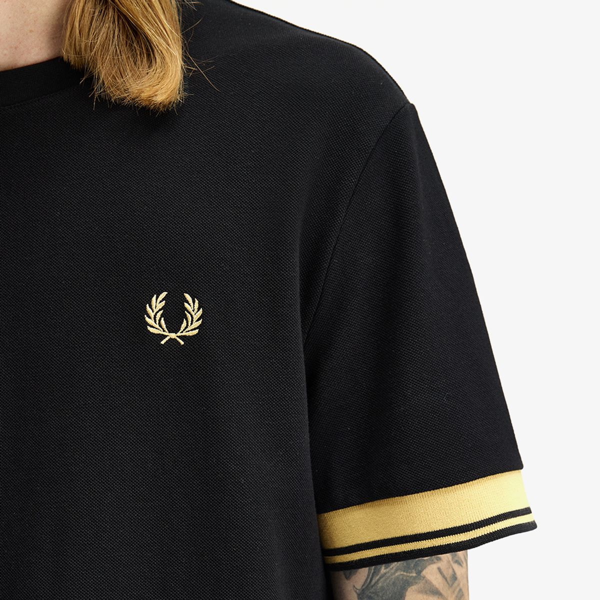 프레드페리(FRED PERRY) [Sharp] 트윈 팁 커프 티셔츠 - 블랙/샴페인 AFPM2612396-90A