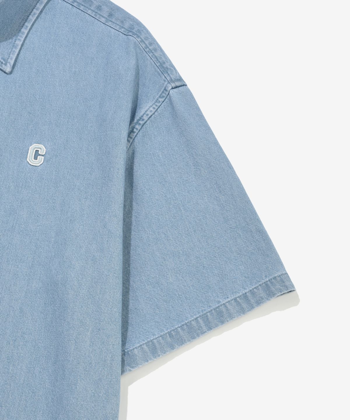 커버낫(COVERNAT) C 로고 데님 하프 셔츠 라이트 블루