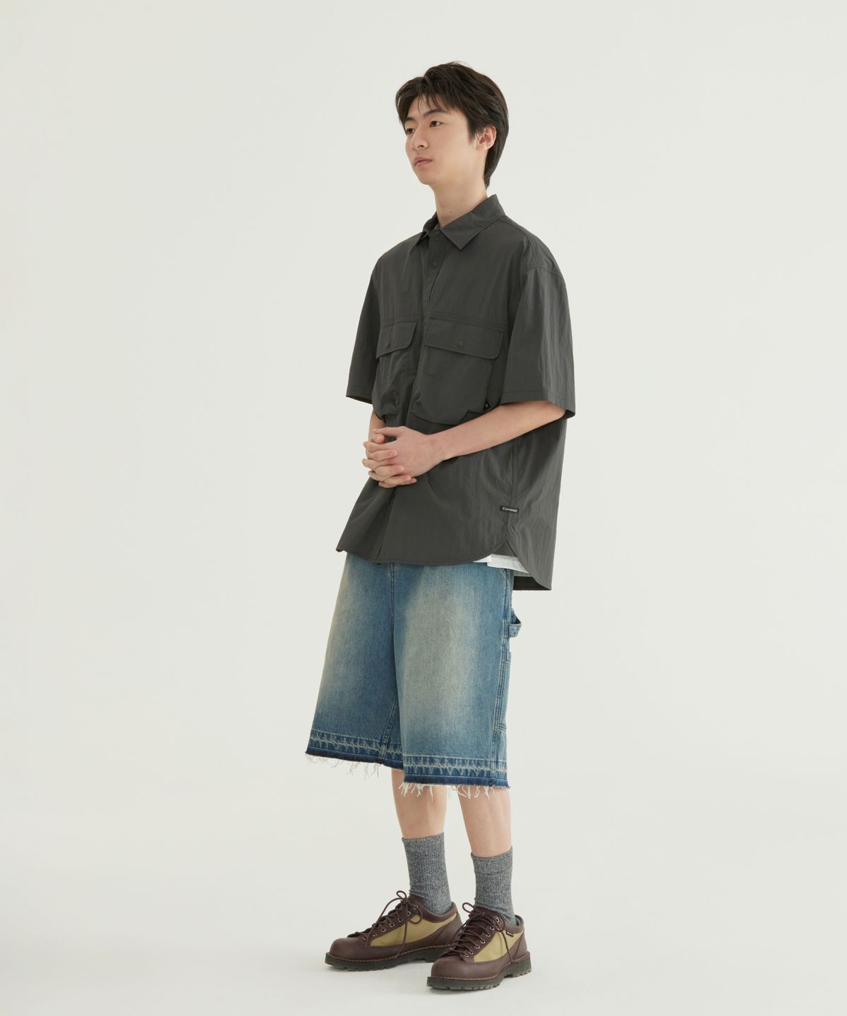 커버낫(COVERNAT) 워크 나일론 하프 셔츠 차콜