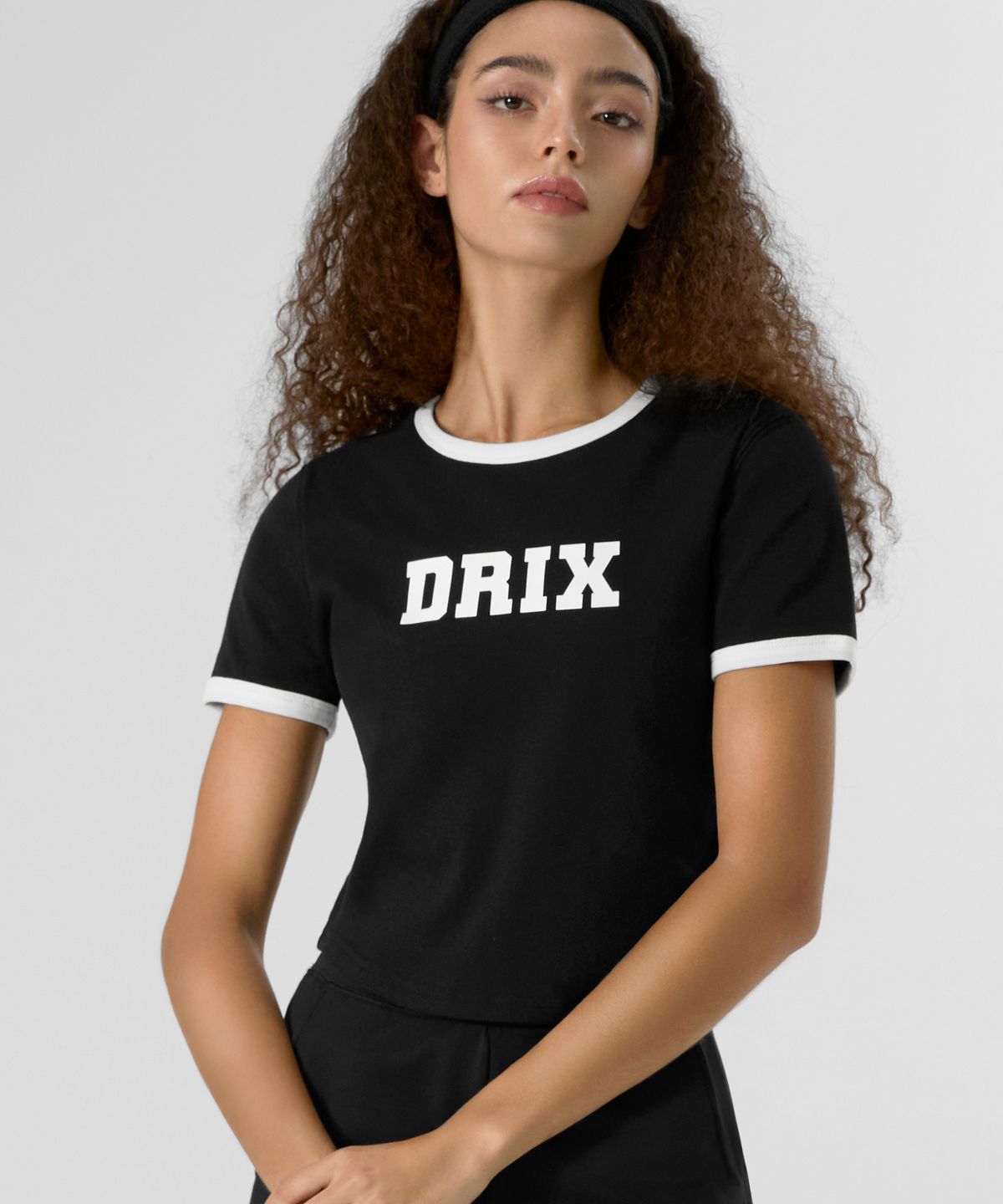 드릭스(DRIX) 우먼스 로고 크롭 링거 하프 슬리브_블랙