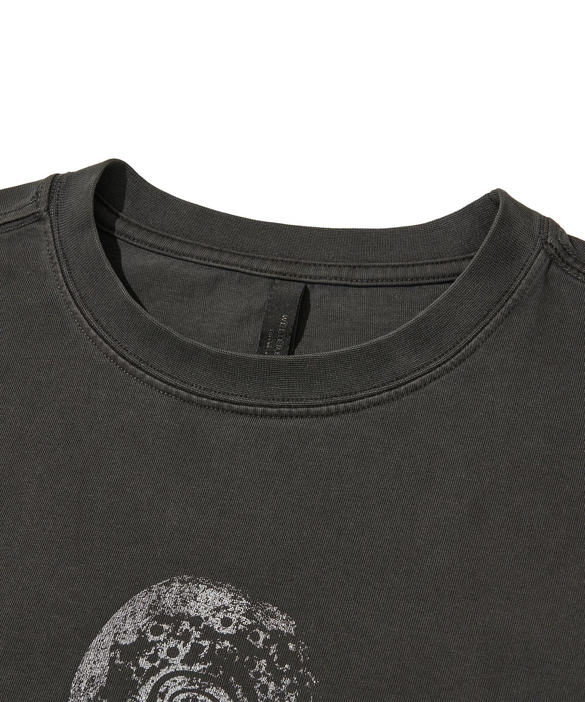 웰터 익스페리먼트(WELTER EXPERIMENT) SUN-HEADED DEITY T-SHIRT_CHARCOAL