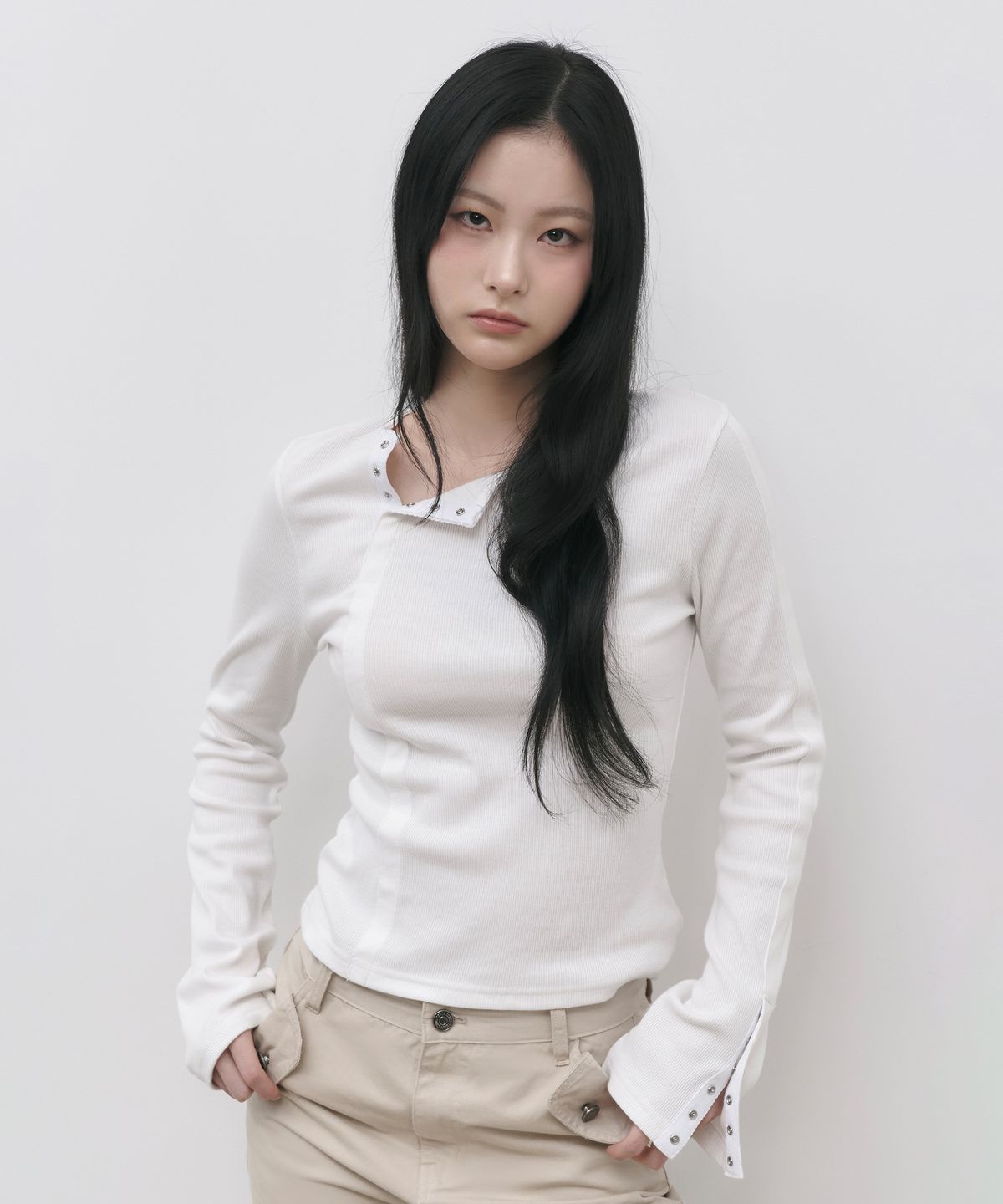 세울(SSEUL) 사선 스냅 버튼 긴팔티셔츠_아이보리
