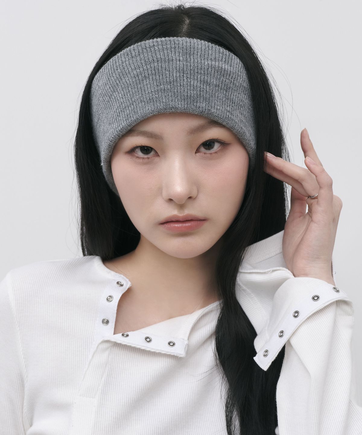세울(SSEUL) 사선 스냅 버튼 긴팔티셔츠_아이보리