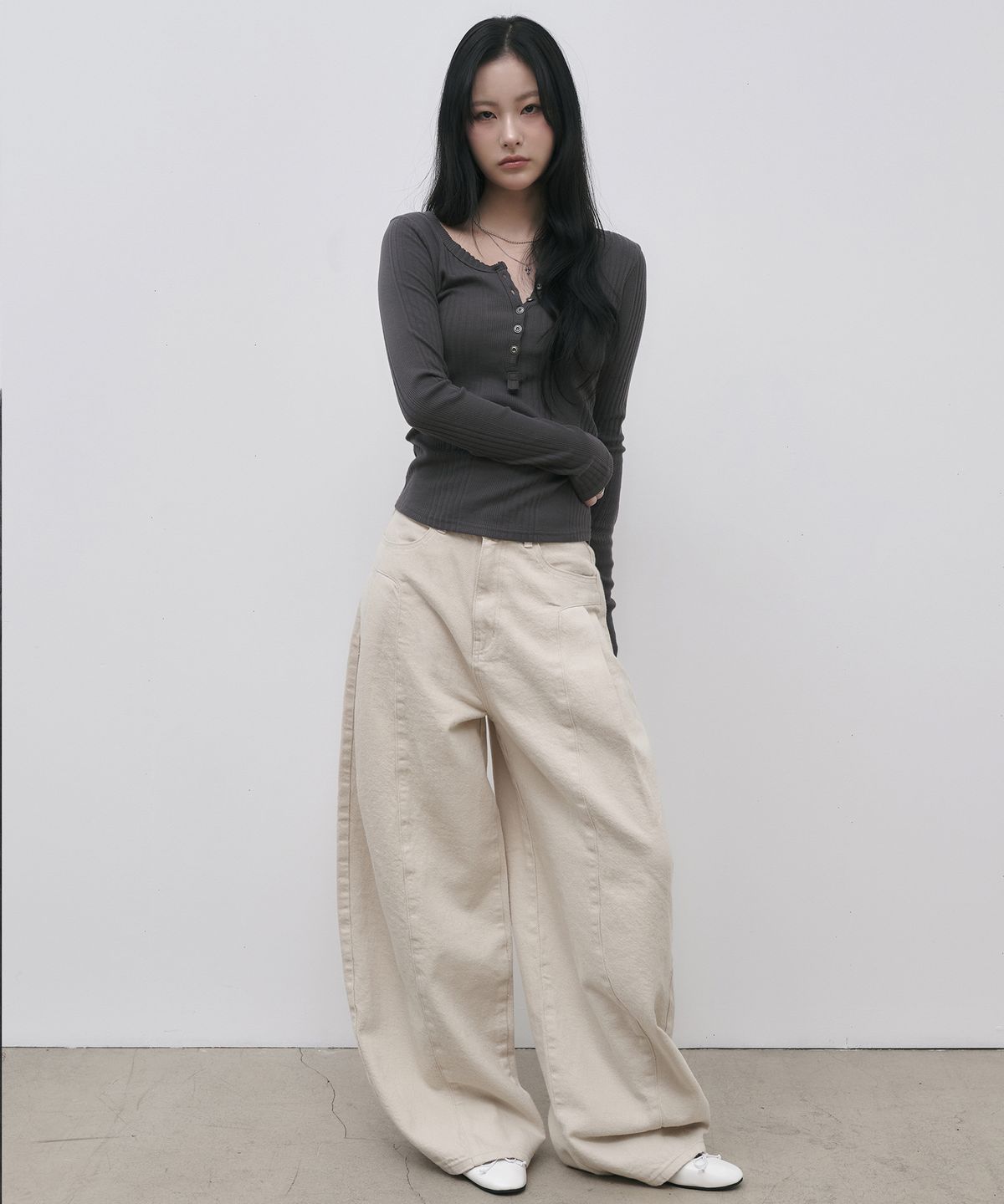 세울(SSEUL) 더블 헨리넥 버튼 긴팔티셔츠_차콜