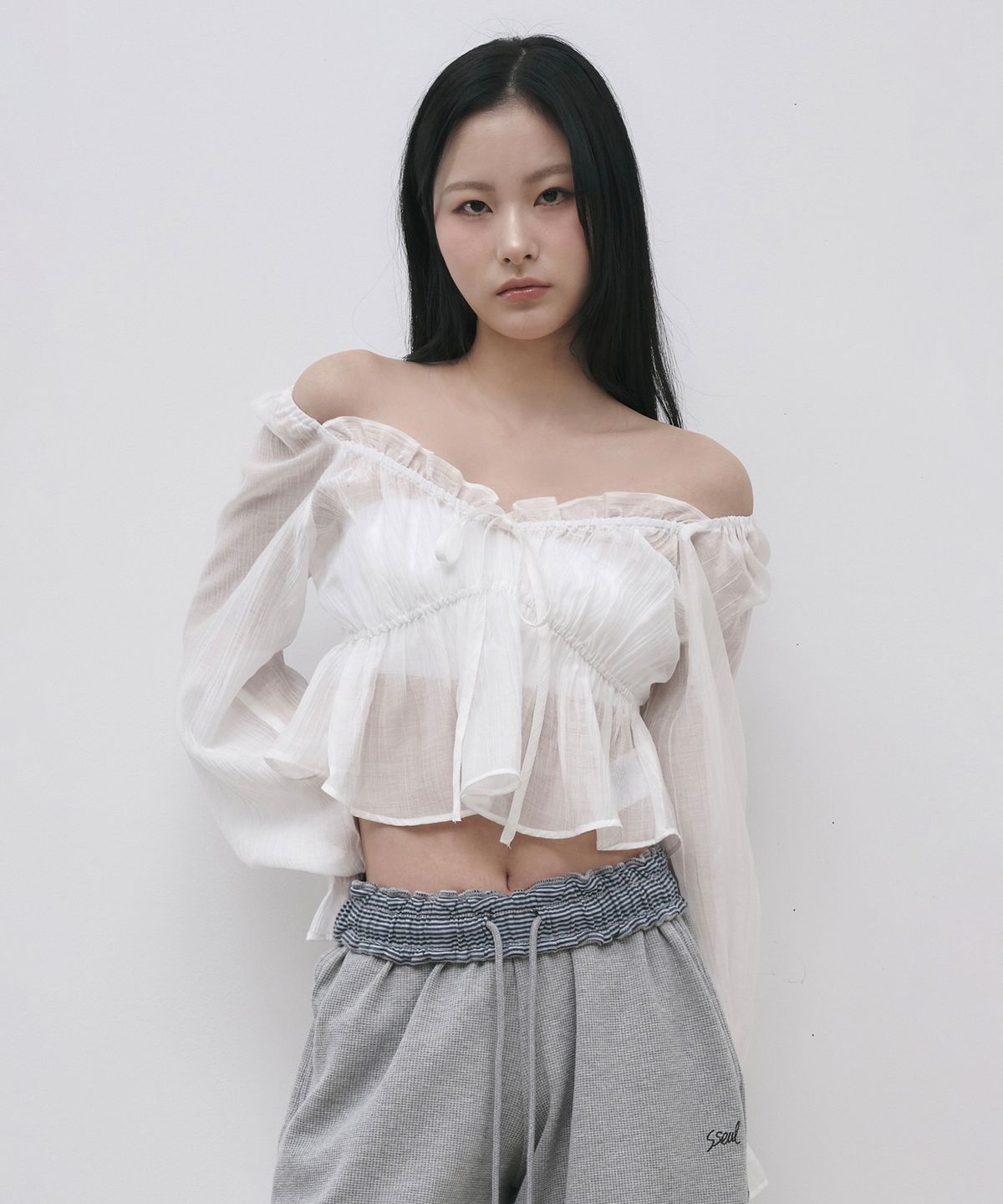세울(SSEUL) 쉬어 셔링 프릴 오프숄더 블라우스_화이트