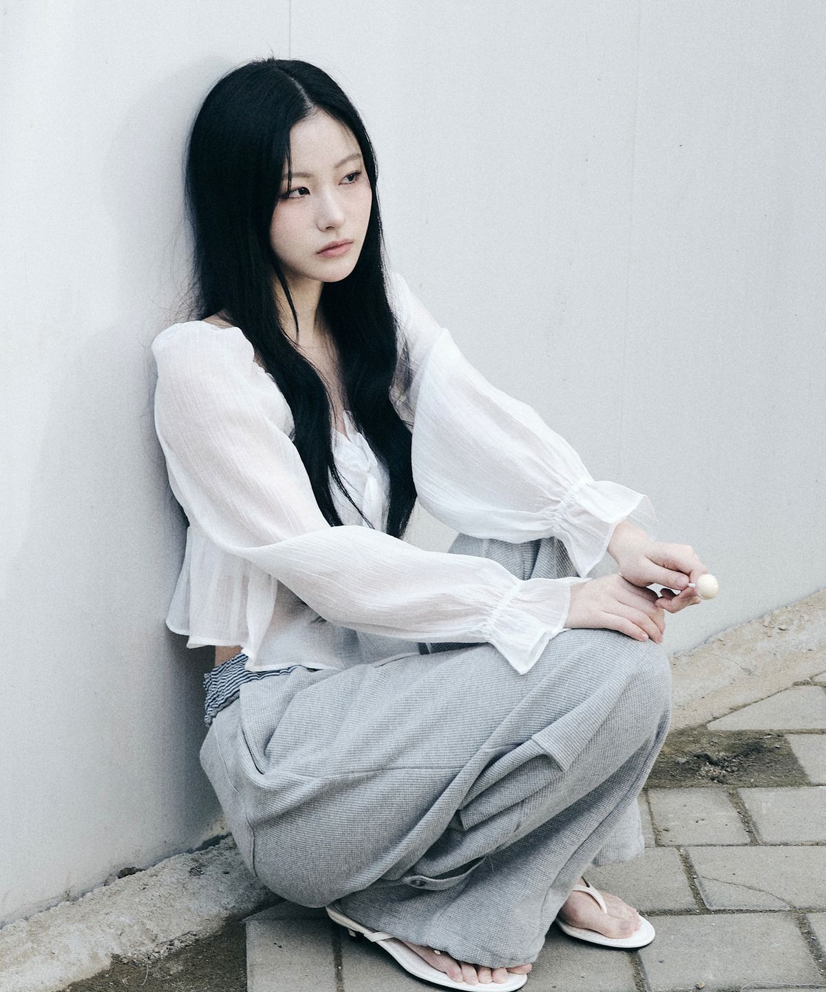 세울(SSEUL) 쉬어 셔링 프릴 오프숄더 블라우스_화이트