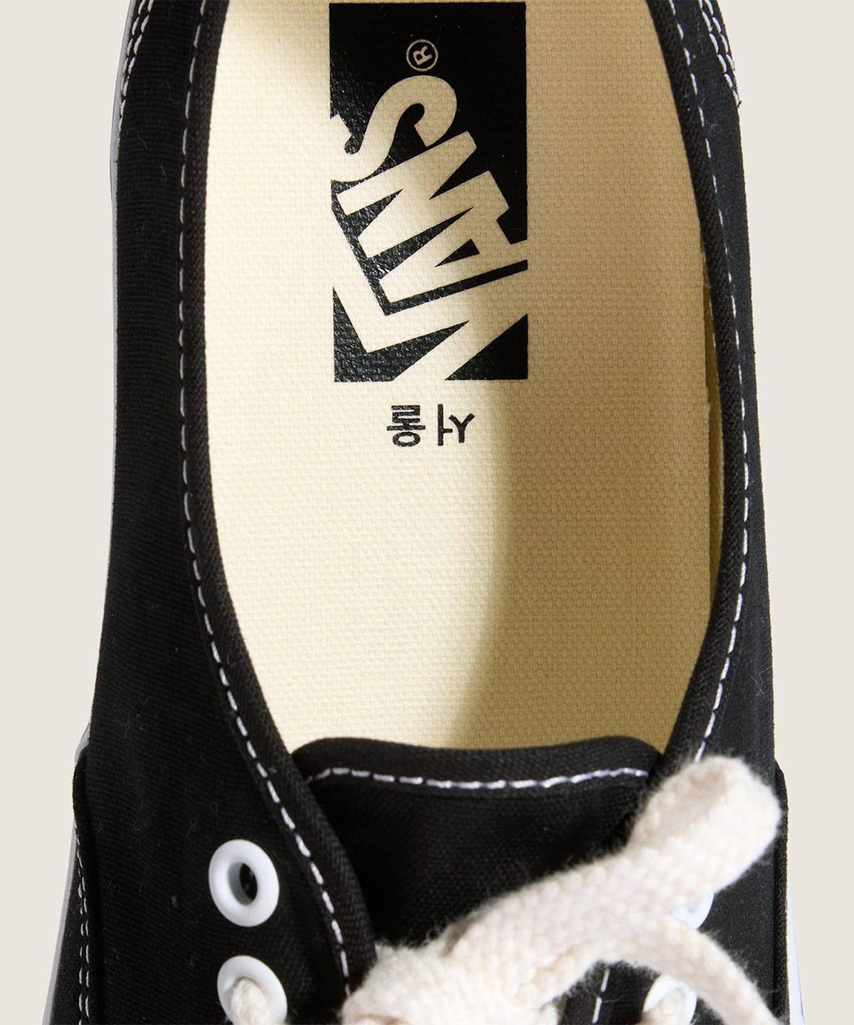 반스(VANS) 프리미엄 어센틱 44 - (서울) 블랙:화이트 / VN000EAABPB1
