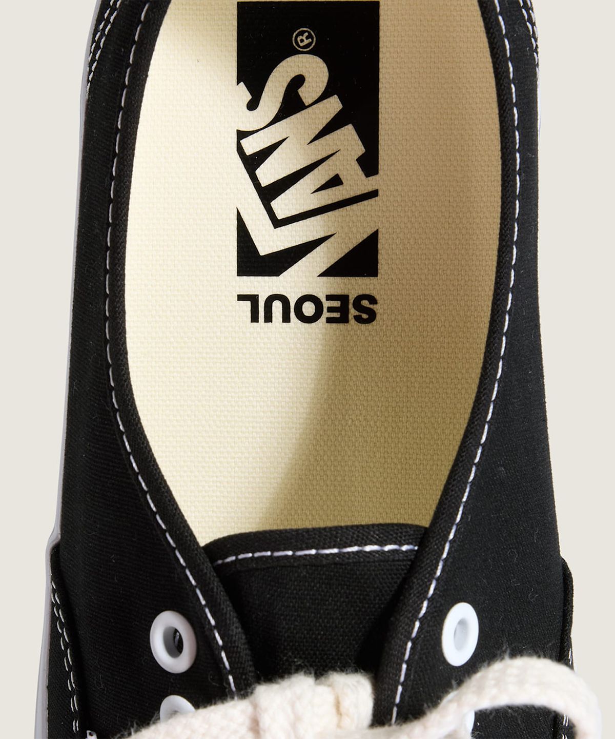 반스(VANS) 프리미엄 어센틱 44 - (서울) 블랙:화이트 / VN000EAABPB1