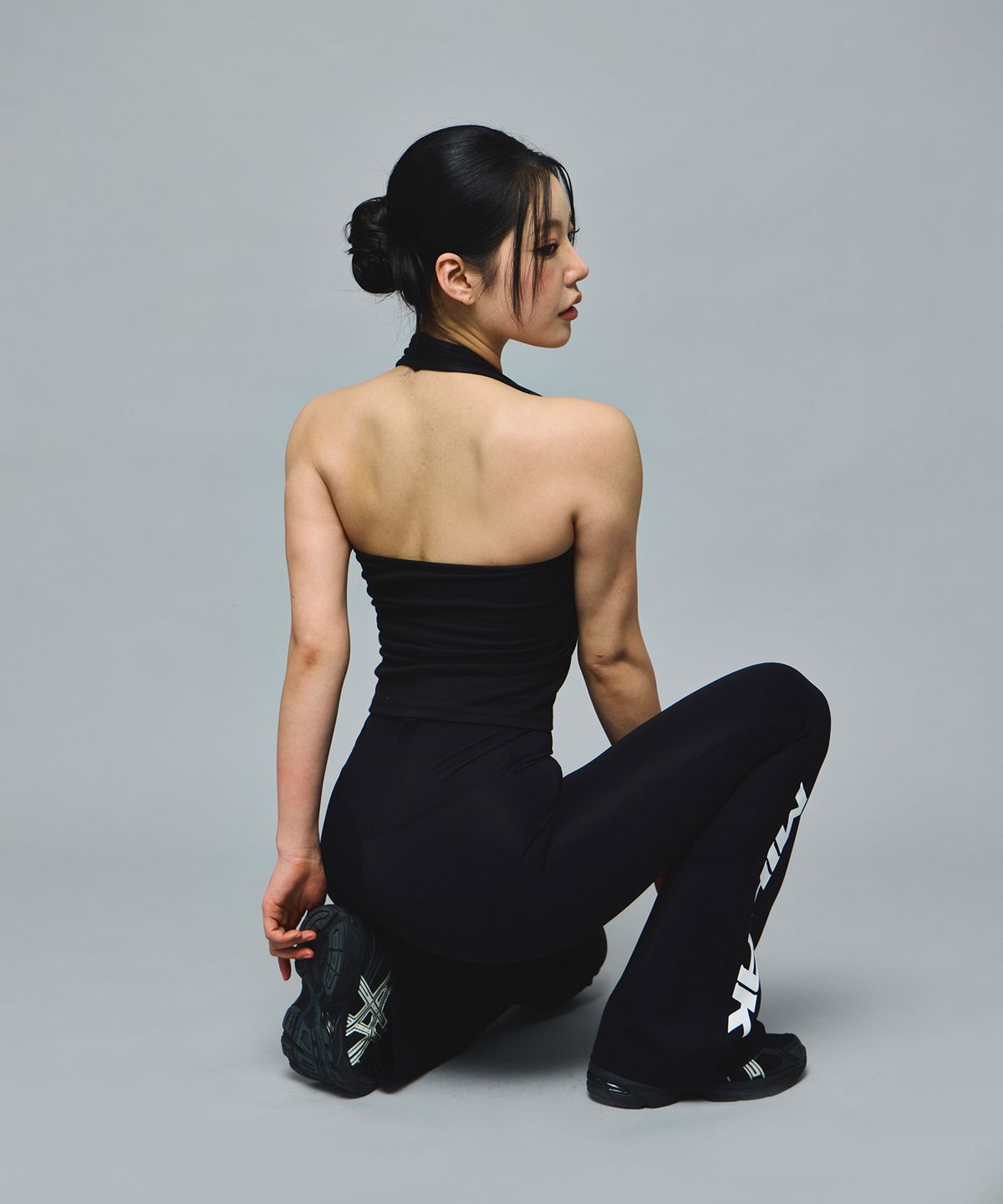 미학(MIHAK) 아이비리그 홀터넥 슬리브리스 (BLACK)