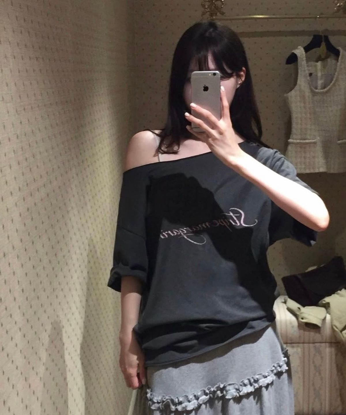 스트라이프마가린(STMG) 레터링 피그먼트 오프숄더 빈티지 티셔츠 차콜