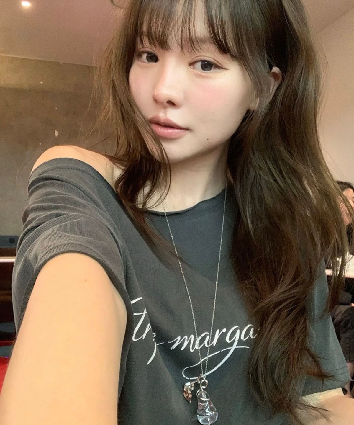 스트라이프마가린(STMG) 레터링 피그먼트 오프숄더 빈티지 티셔츠 차콜