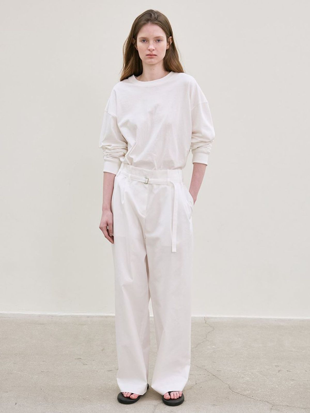르(LE) belted two-tucked pants (white)