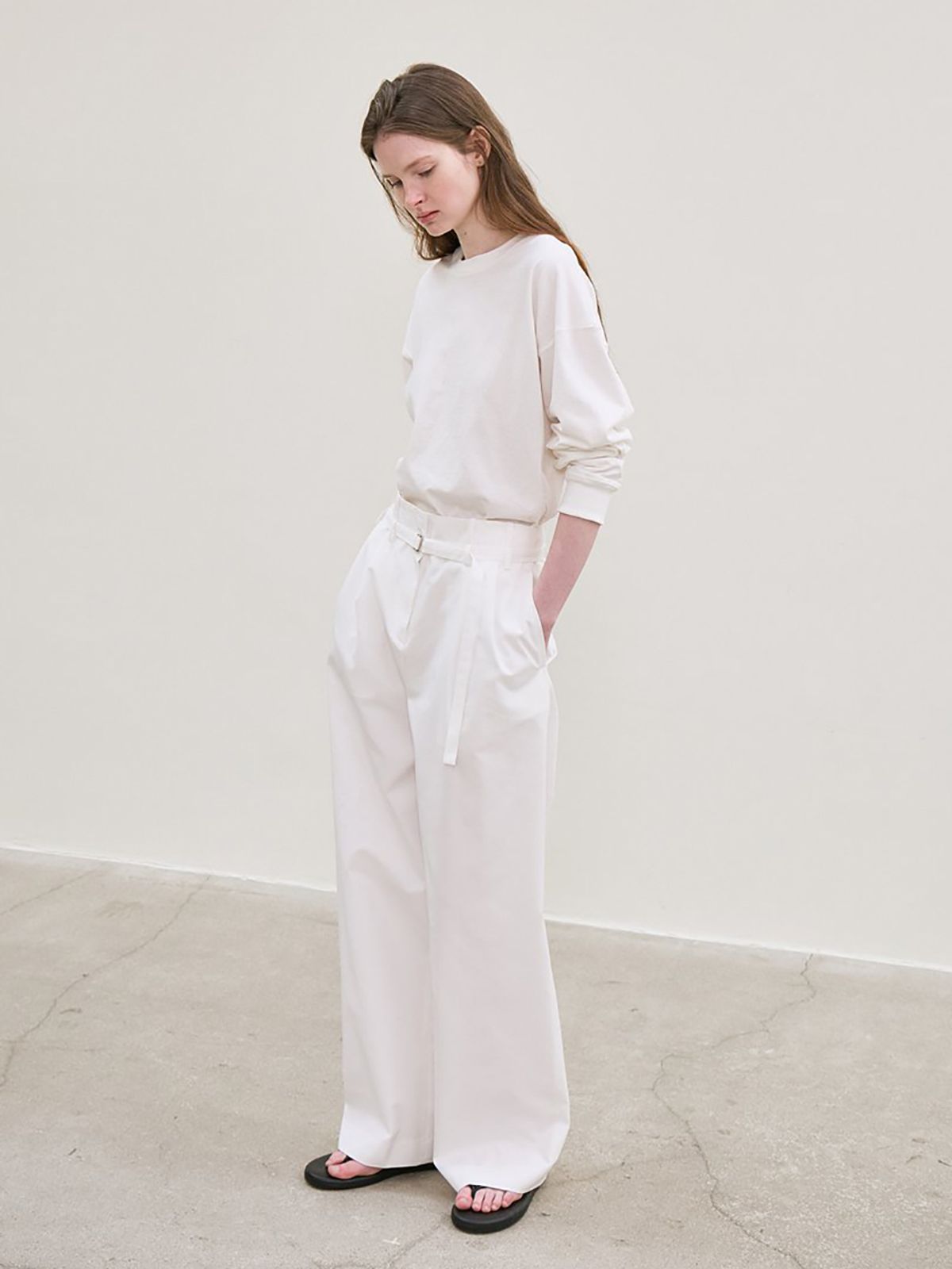 르(LE) belted two-tucked pants (white)