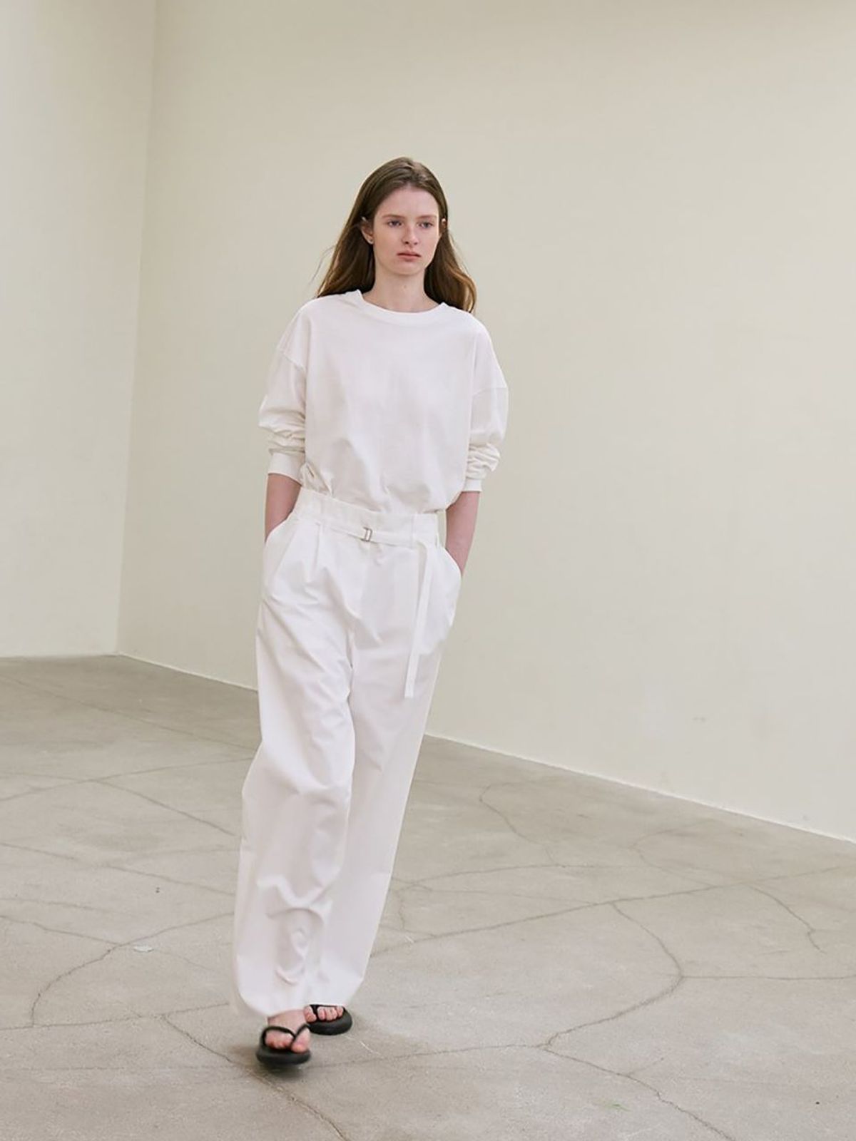 르(LE) belted two-tucked pants (white)