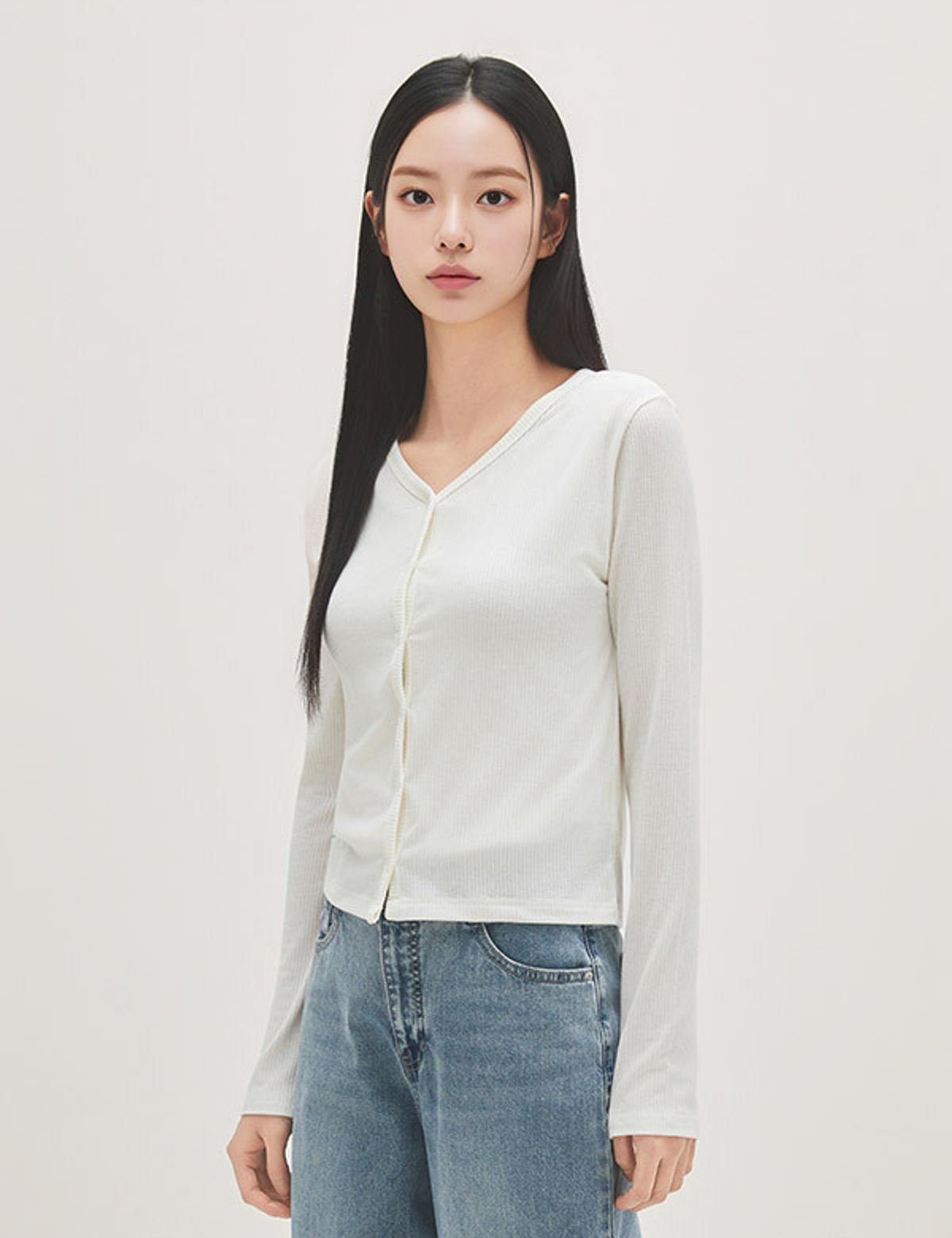 로엠(ROEM) 브이넥 가디건형 티셔츠 RMLWG24RTE