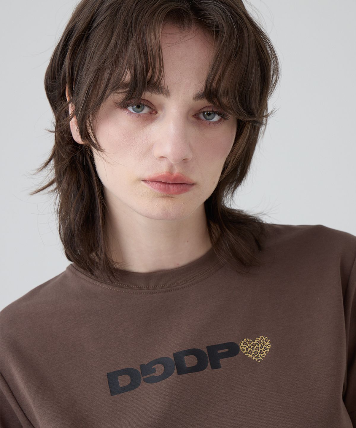 댕글드랍(DANGLEDROP) DGDP 레오파드 하트 세미크롭 반팔_브라운