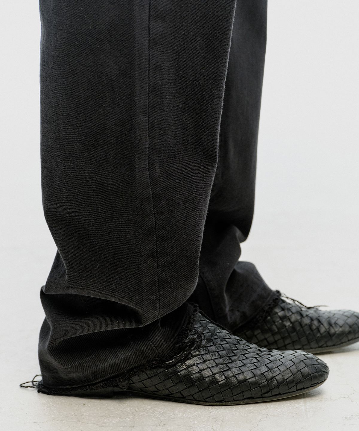 서피스에디션(SURFACE EDITION) TORN STRAIGHT COTTON TWILL PANTS BLACK