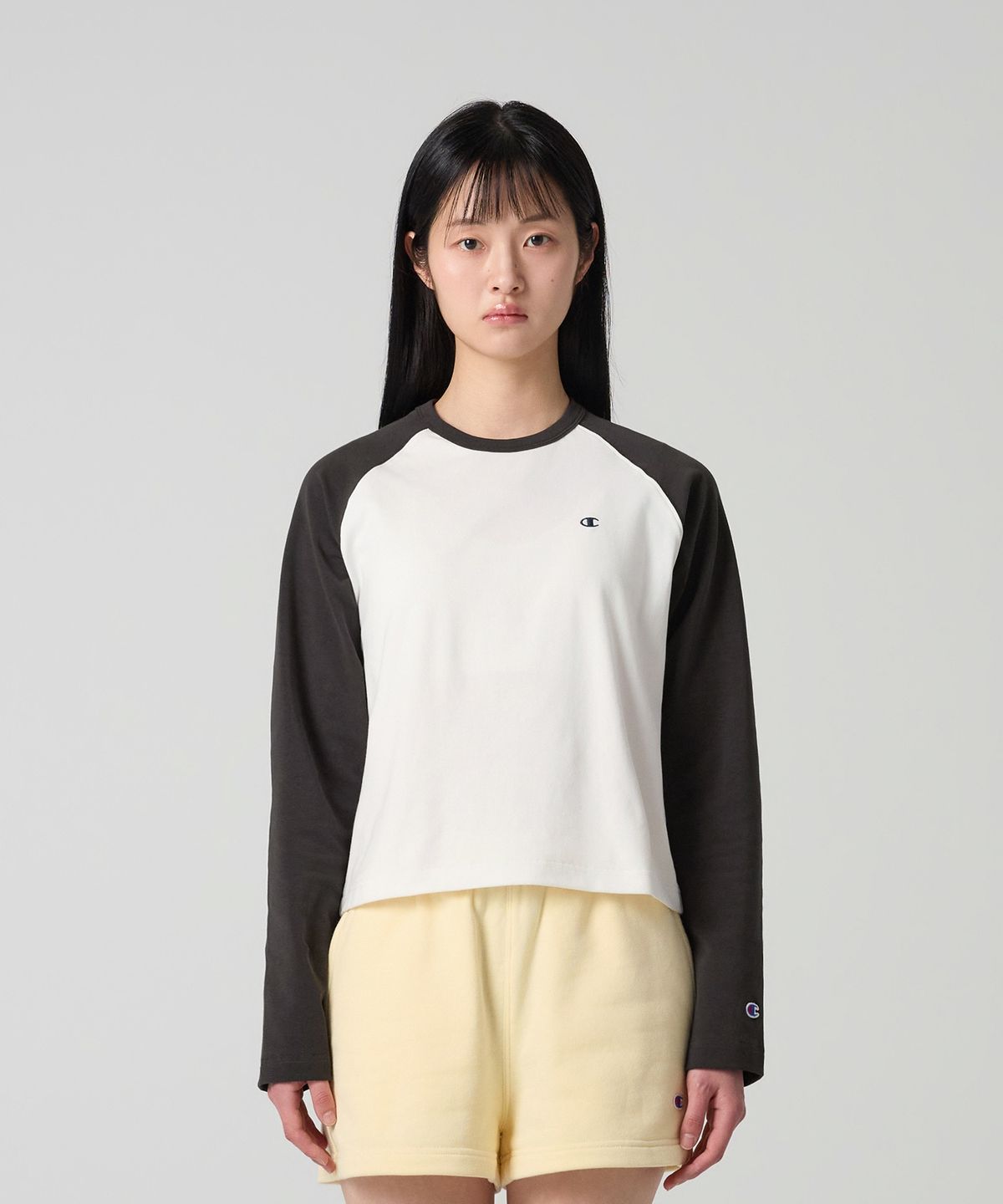 챔피온(CHAMPION) 여성 C로고 레글런 롱슬리브 티셔츠 Charcoal