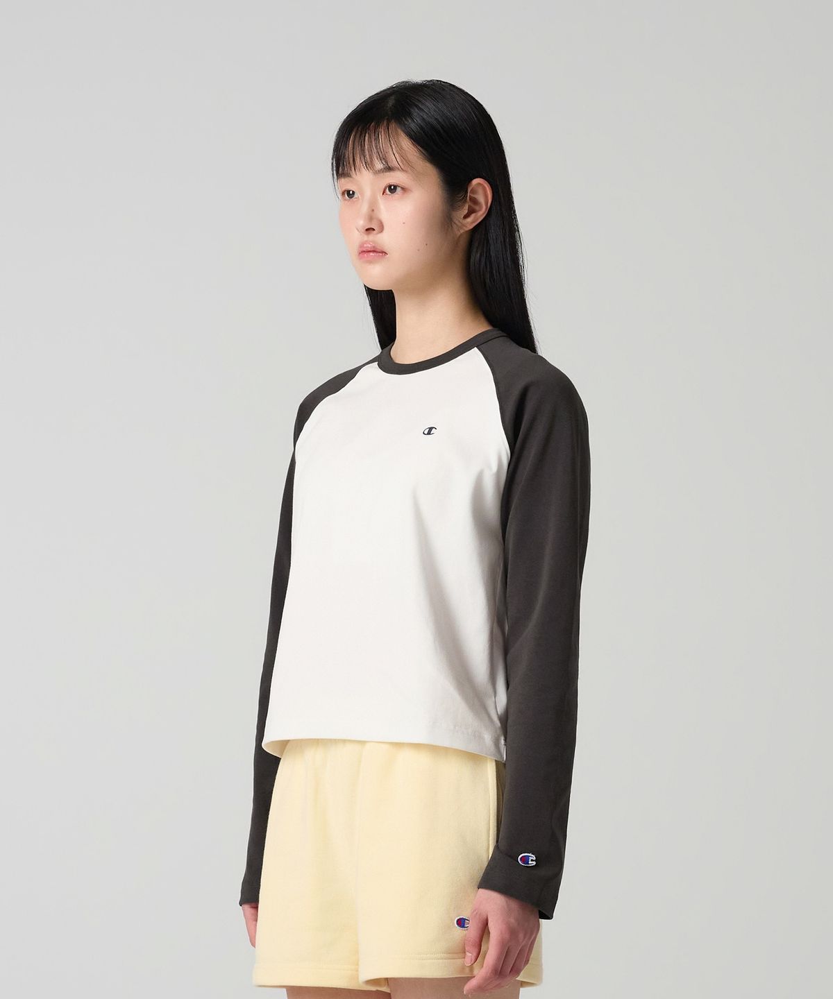 챔피온(CHAMPION) 여성 C로고 레글런 롱슬리브 티셔츠 Charcoal