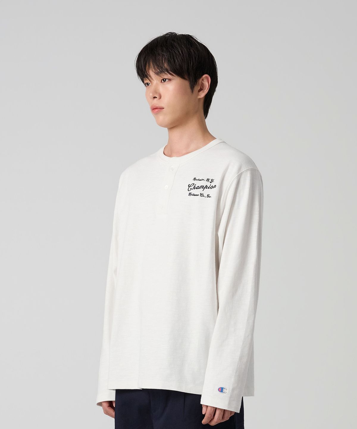 챔피온(CHAMPION) 헤리티지 루즈핏 헨리넥 롱슬리브 티셔츠 White
