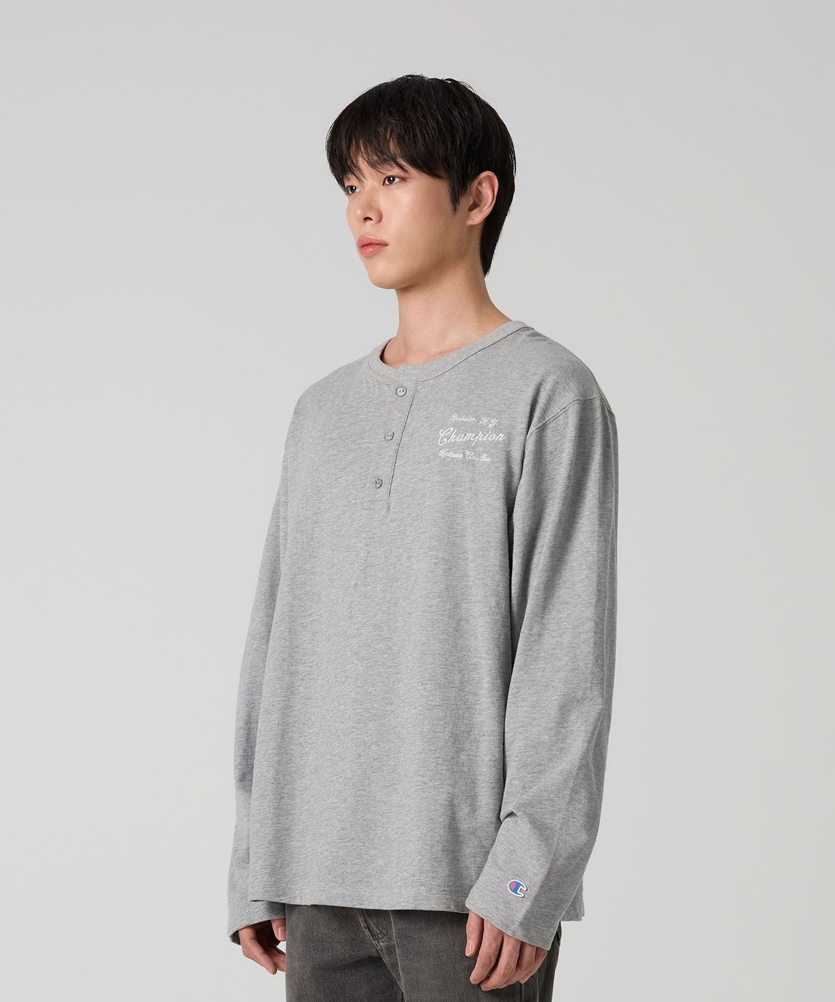 챔피온(CHAMPION) 헤리티지 루즈핏 헨리넥 롱슬리브 티셔츠 Grey