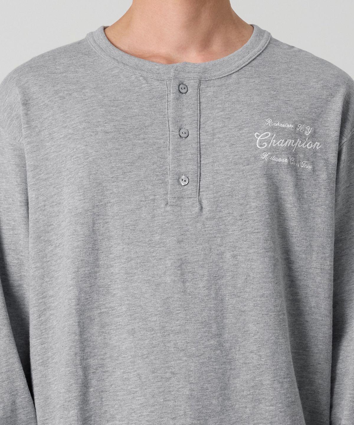 챔피온(CHAMPION) 헤리티지 루즈핏 헨리넥 롱슬리브 티셔츠 Grey