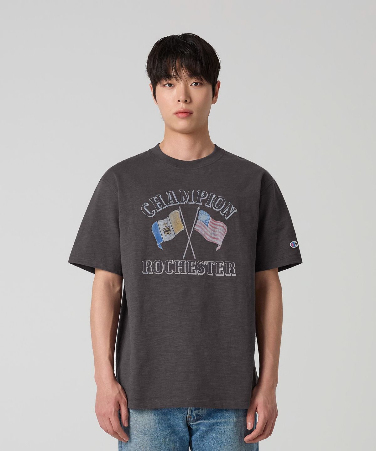 챔피온(CHAMPION) 헤리티지 플래그 티셔츠 Charcoal