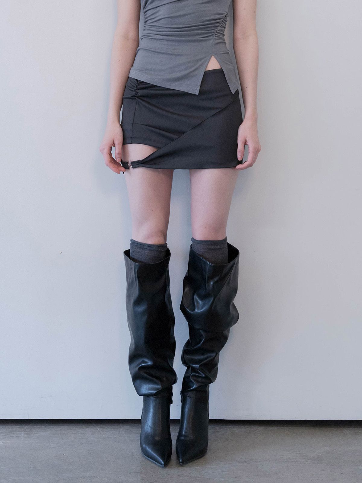 데미오(DAMIO) Contour Strap Mini Skirt (Charcoal)