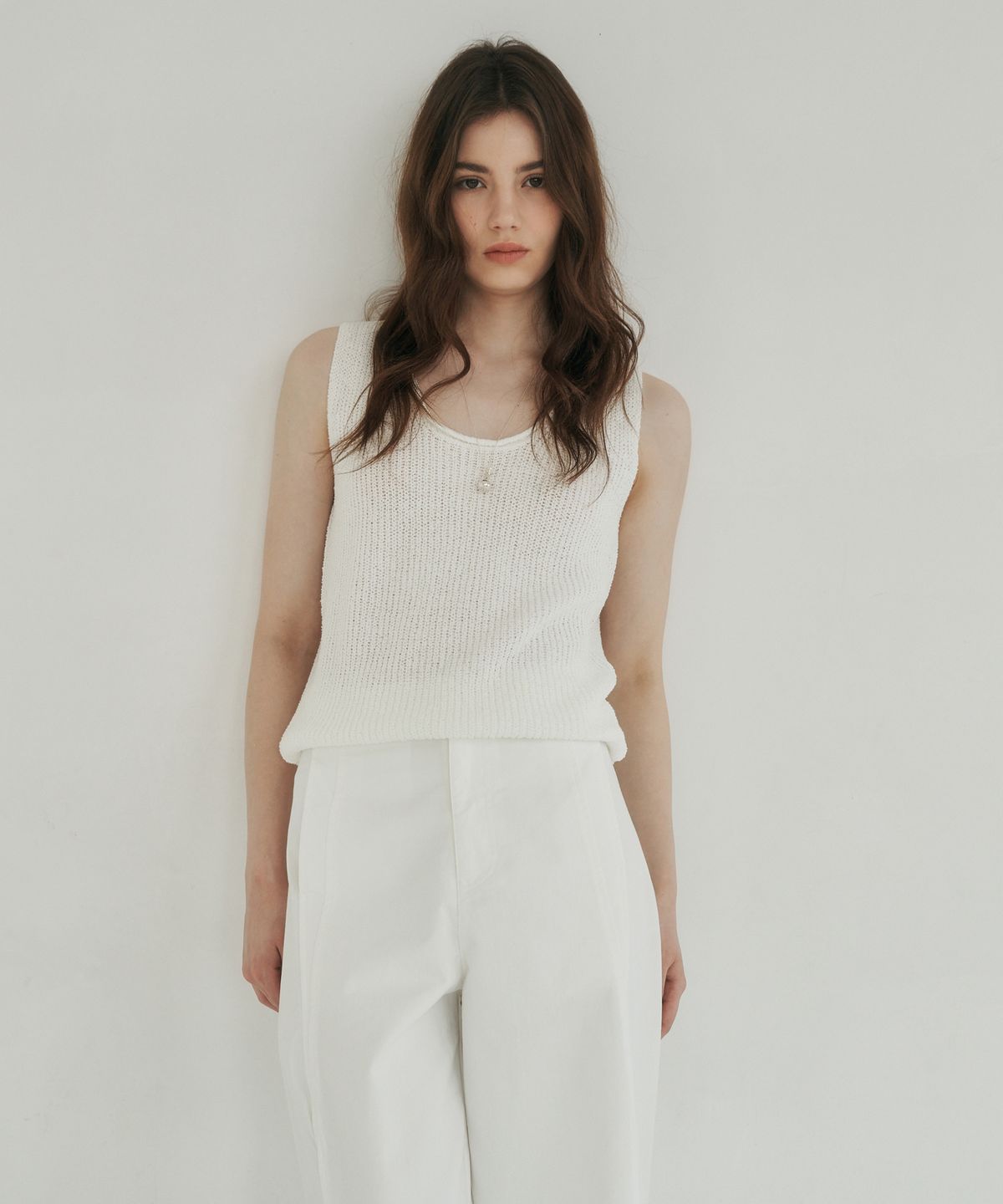 로시로우(LOSSYROW) U-Neck Soft Knit Sleeveless white
