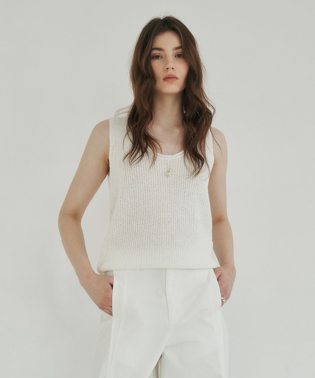 로시로우(LOSSYROW) U-Neck Soft Knit Sleeveless white