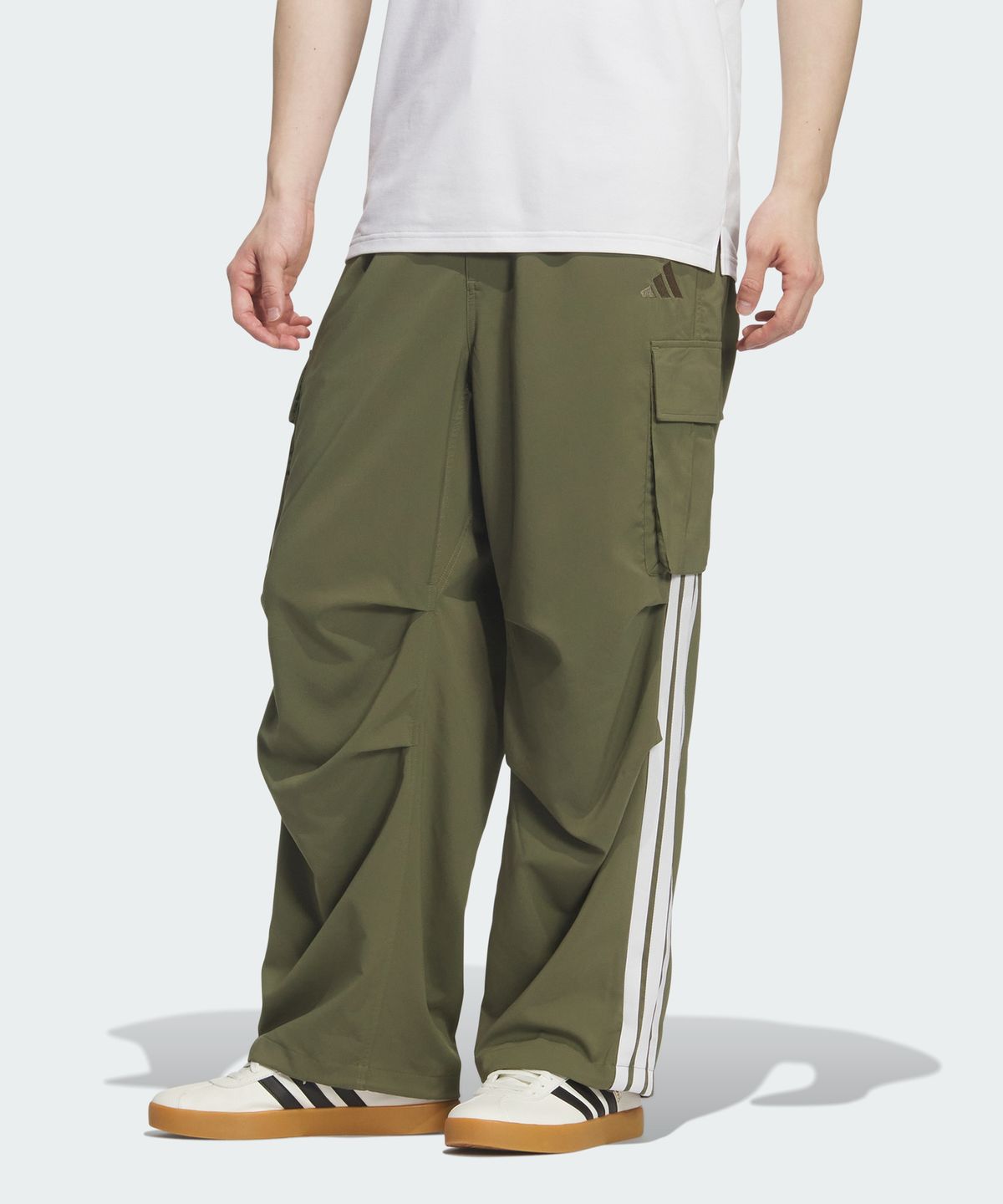 아디다스(ADIDAS) 루즈 핏 라이트 우븐 카고 포켓 스트레이트 레그 팬츠 KQ6924