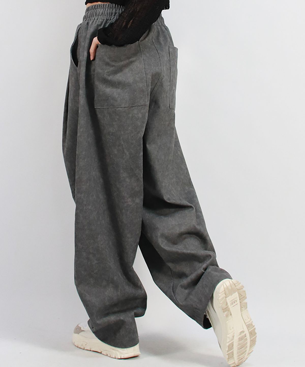 드마크(DEMARC) Grunge washing side one tuck curved wide pants charcoal