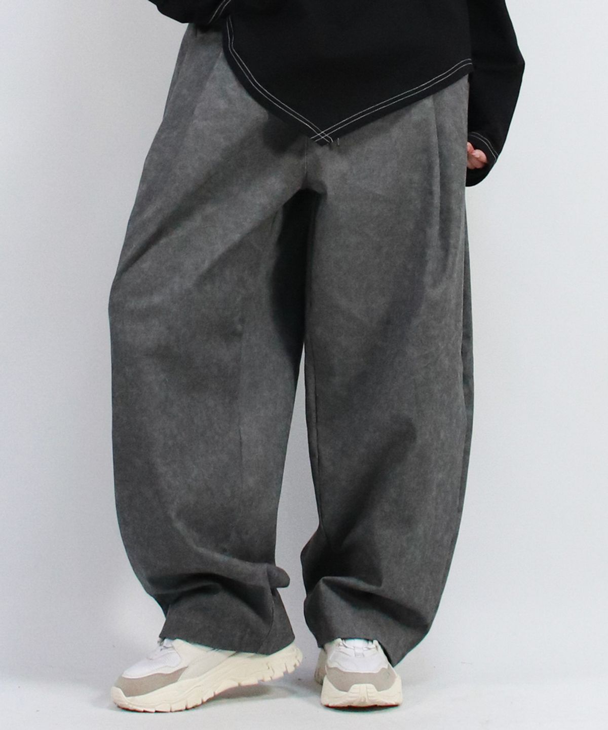 드마크(DEMARC) Grunge washing side one tuck curved wide pants charcoal