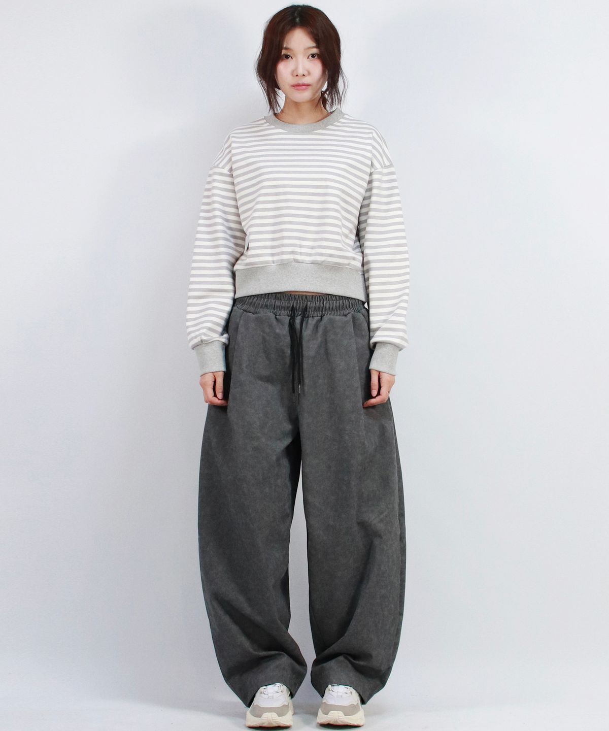 드마크(DEMARC) Grunge washing side one tuck curved wide pants charcoal