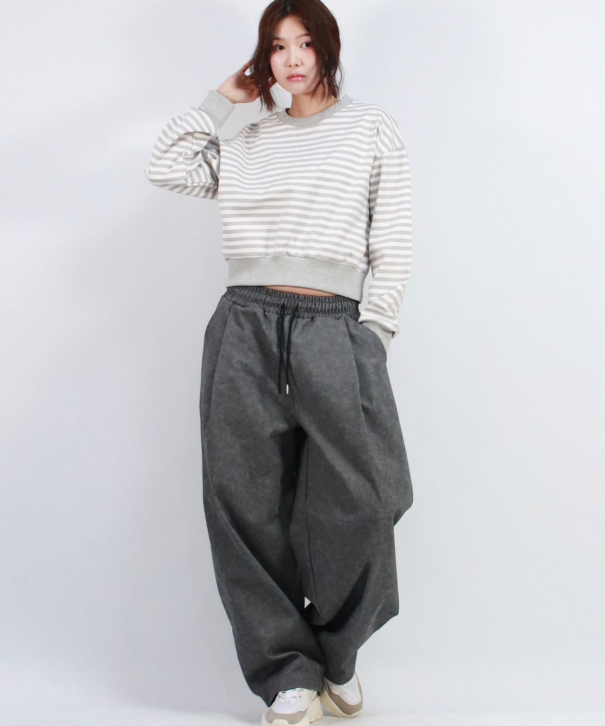 드마크(DEMARC) Grunge washing side one tuck curved wide pants charcoal