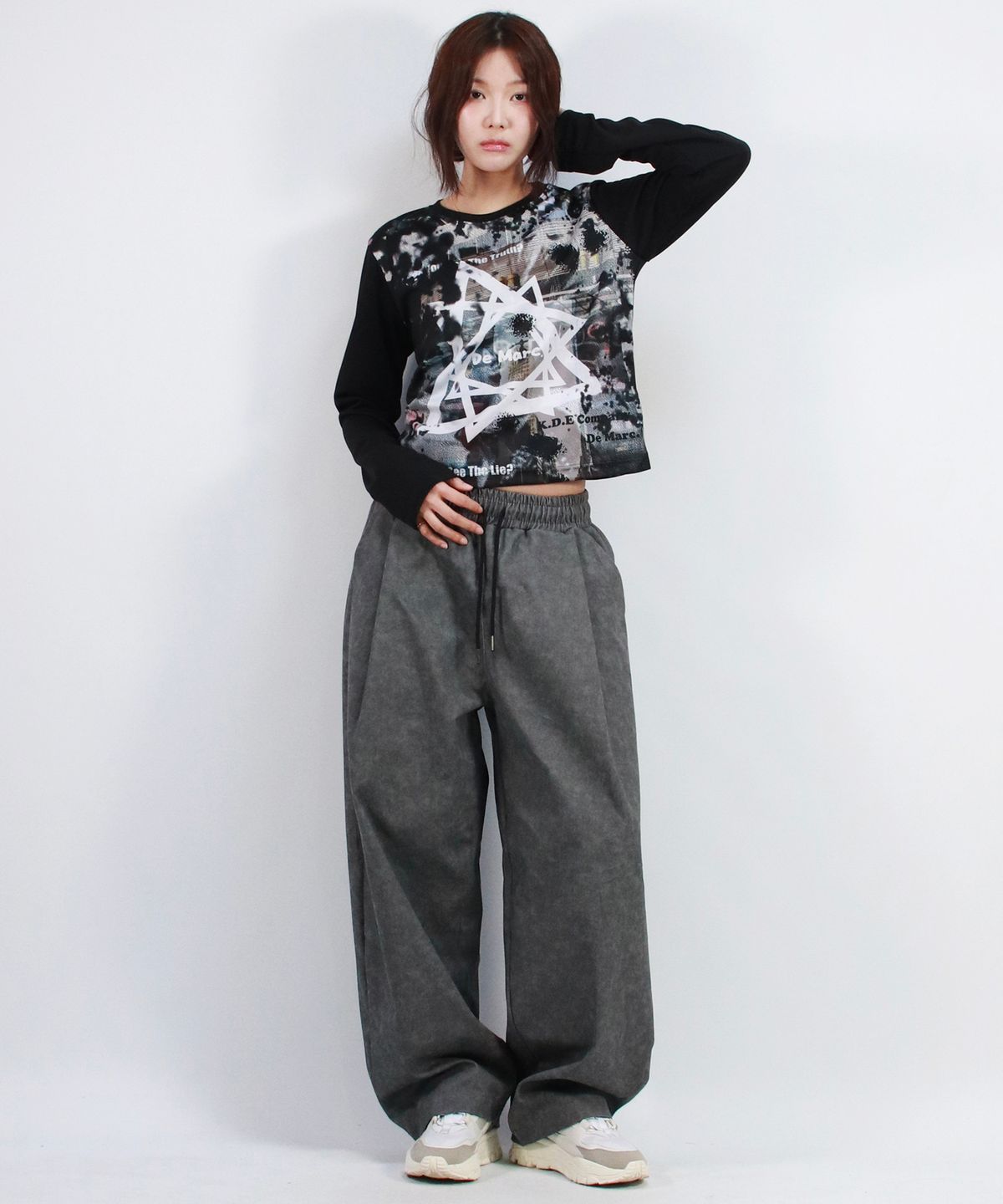 드마크(DEMARC) Grunge washing side one tuck curved wide pants charcoal